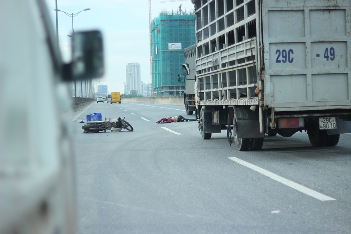 O to un tac tren duong vanh dai 3 vi tai nan xe may chet nguoi