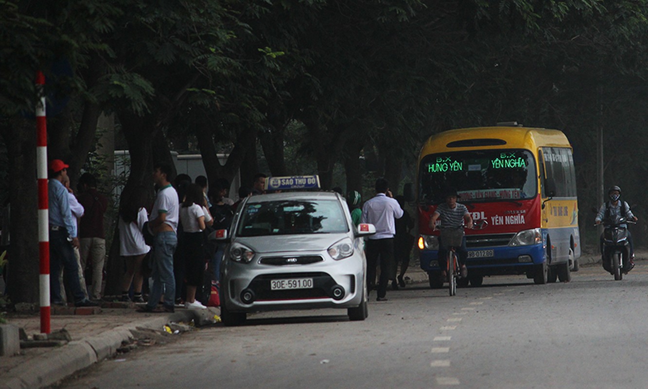 Anh: Xe khach tung hoanh don, tha nguoi nao loan duong Ha Noi