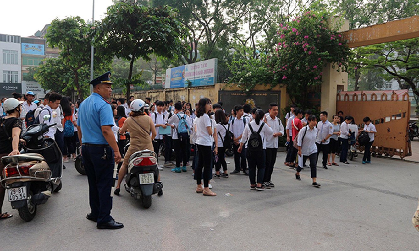 Ngay thi dau tien vao lop 10: Nhieu thi sinh phai chay vi den muon