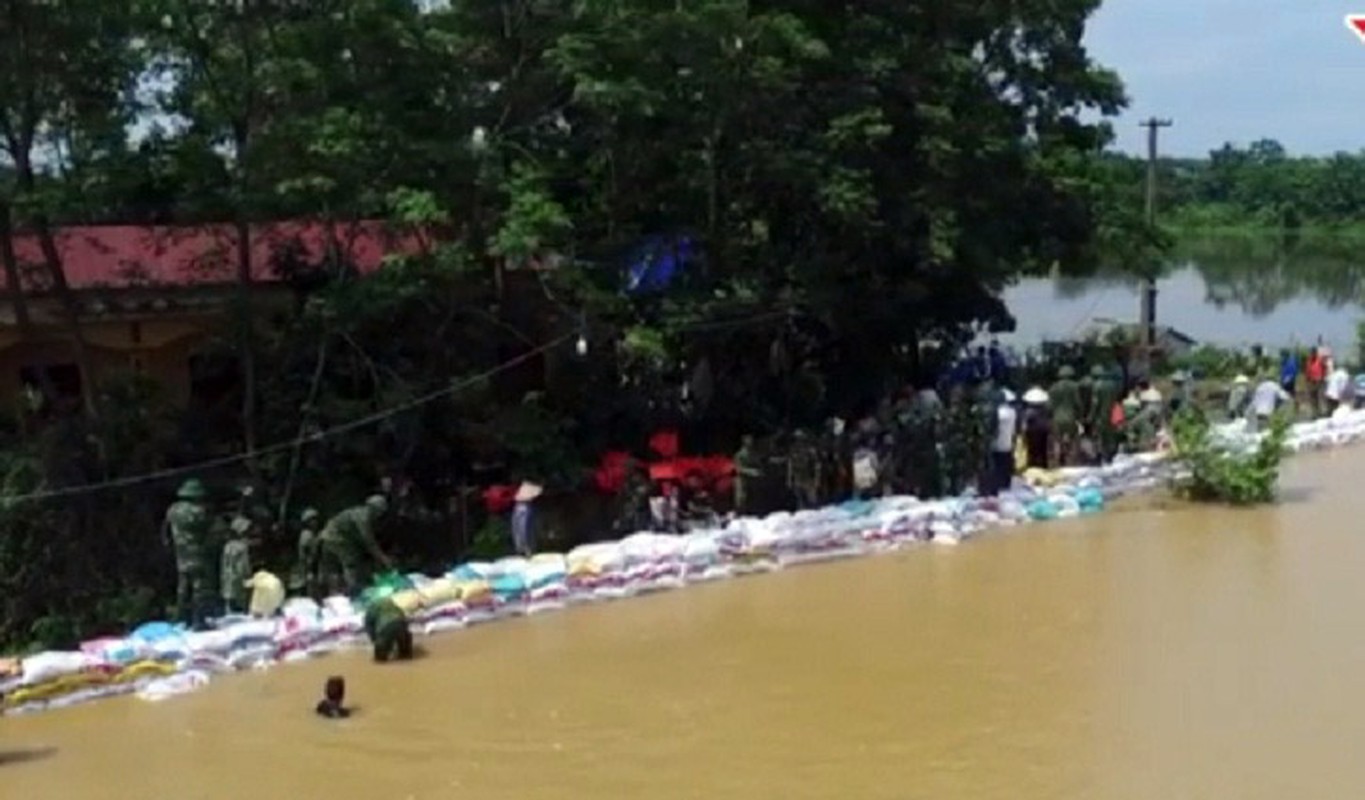 Ngap lut o Chuong My: Huy dong hang tram bo doi cung dan ho de ta Bui