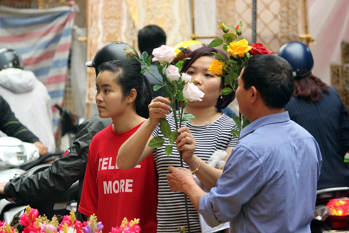 Dong nghet nguoi chen nhau o cho phien doc dao tai Ha Noi-Hinh-6