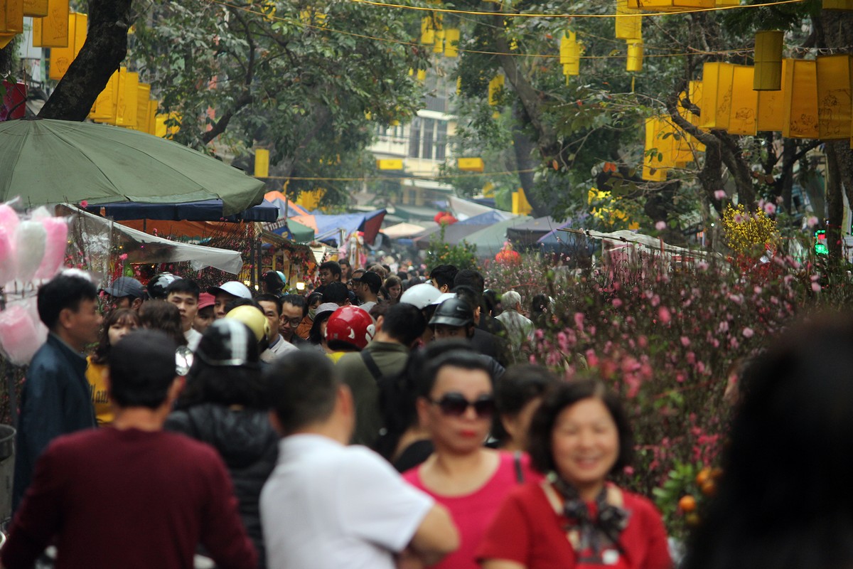 Dong nghet nguoi chen nhau o cho phien doc dao tai Ha Noi