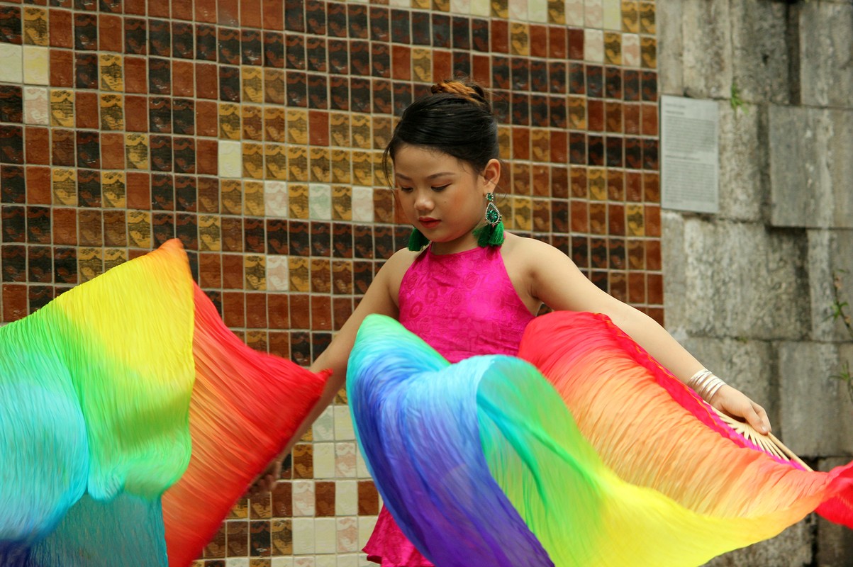 Nguoi Ha Noi dien ao dai, khoe dang tren pho bich hoa Phung Hung-Hinh-11