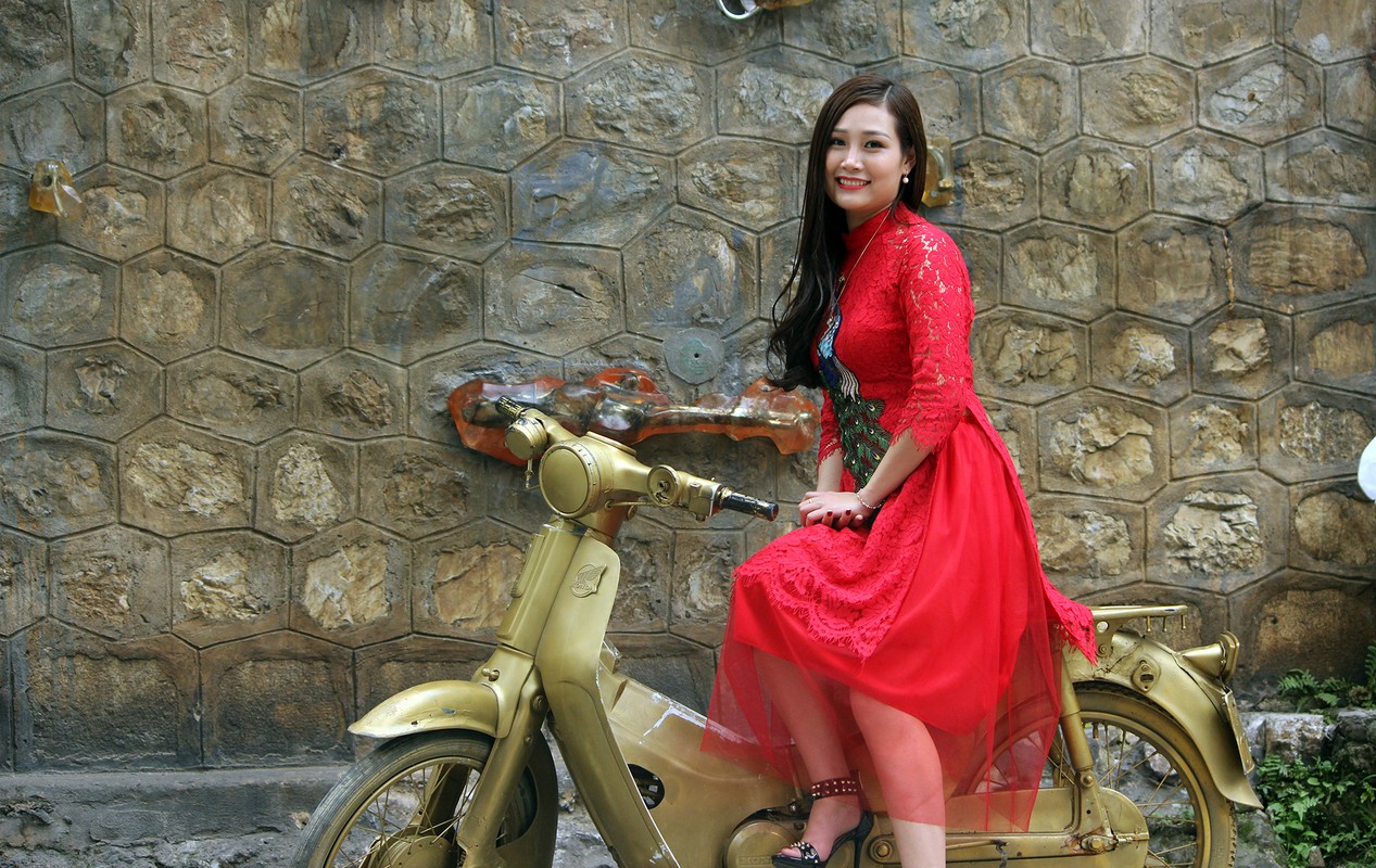 Nguoi Ha Noi dien ao dai, khoe dang tren pho bich hoa Phung Hung-Hinh-9