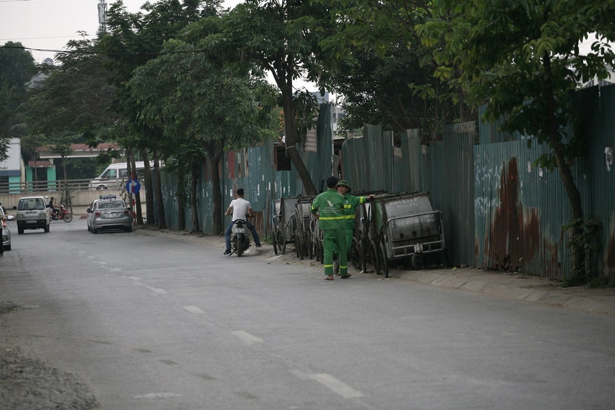 Ha Noi: Hinh anh “ky la” tren pho Tran Quoc Vuong vao ban ngay-Hinh-12