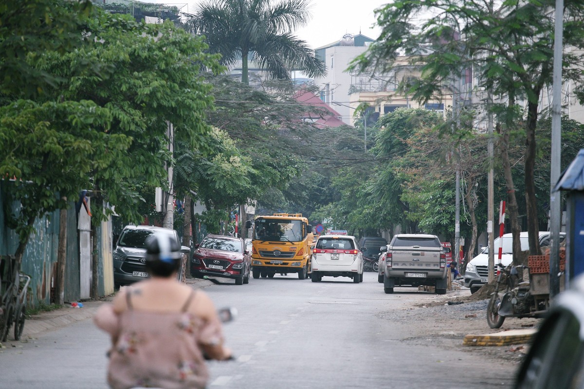 Ha Noi: Hinh anh “ky la” tren pho Tran Quoc Vuong vao ban ngay-Hinh-2