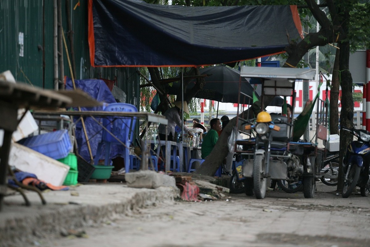 Ha Noi: Hinh anh “ky la” tren pho Tran Quoc Vuong vao ban ngay-Hinh-14