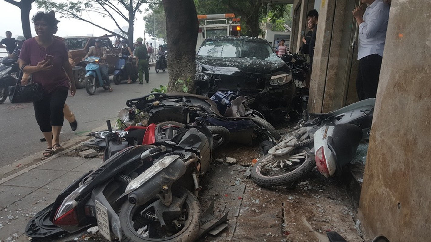 Hien truong o to dam loat xe may tren via he Ha Noi-Hinh-4