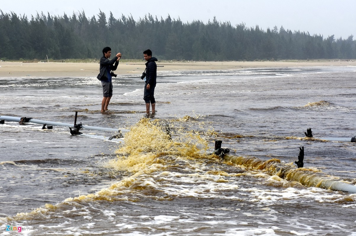 Can canh nuoc bien gan khu kinh te Dung Quat doi mau nau den-Hinh-5