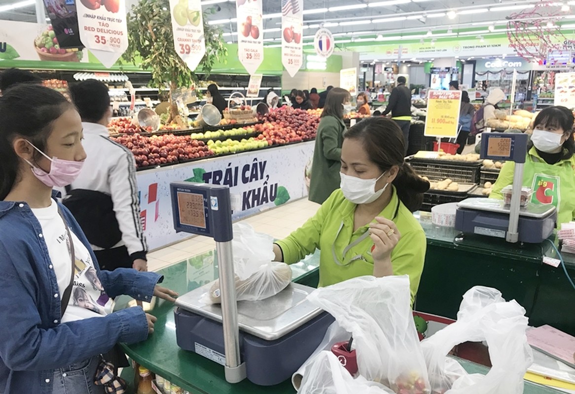 Phong virus corona, nguoi lon tre nho deo kin khau trang di sieu thi o Ha Noi-Hinh-14