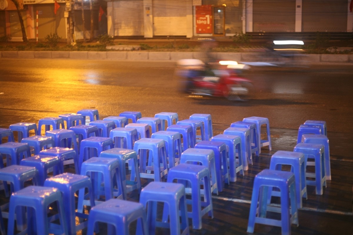 Mua lanh, nguoi dan deo khau trang di mua vang ngay via Than Tai tu 3h sang-Hinh-2