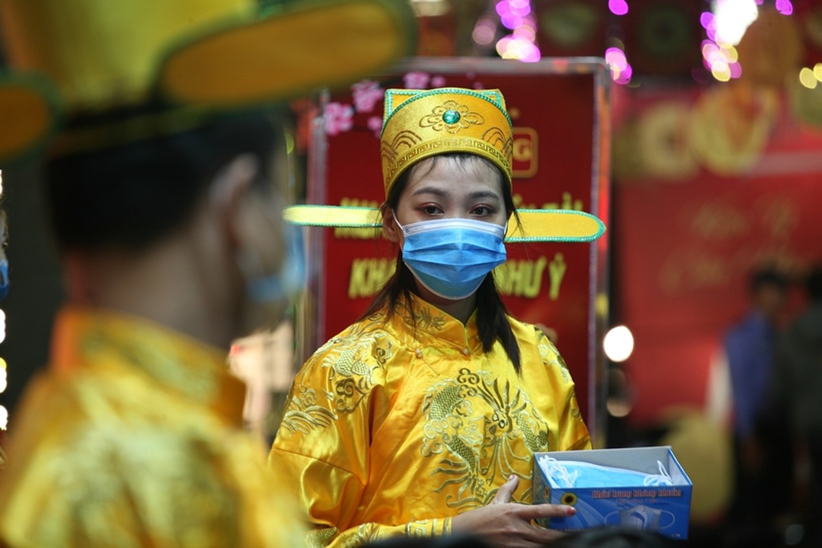 Mua lanh, nguoi dan deo khau trang di mua vang ngay via Than Tai tu 3h sang-Hinh-7