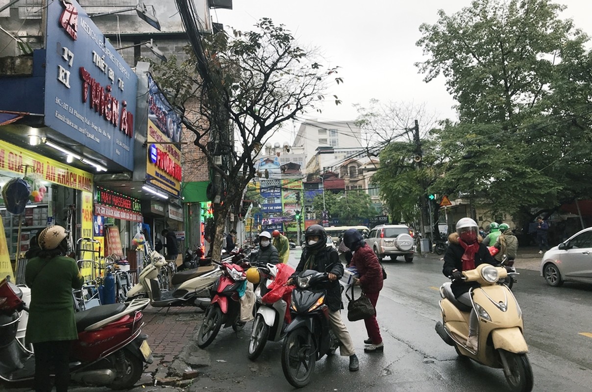 Hang loat nha thuoc treo bien het, gioi han khau trang, nuoc rua tay phong dich corona