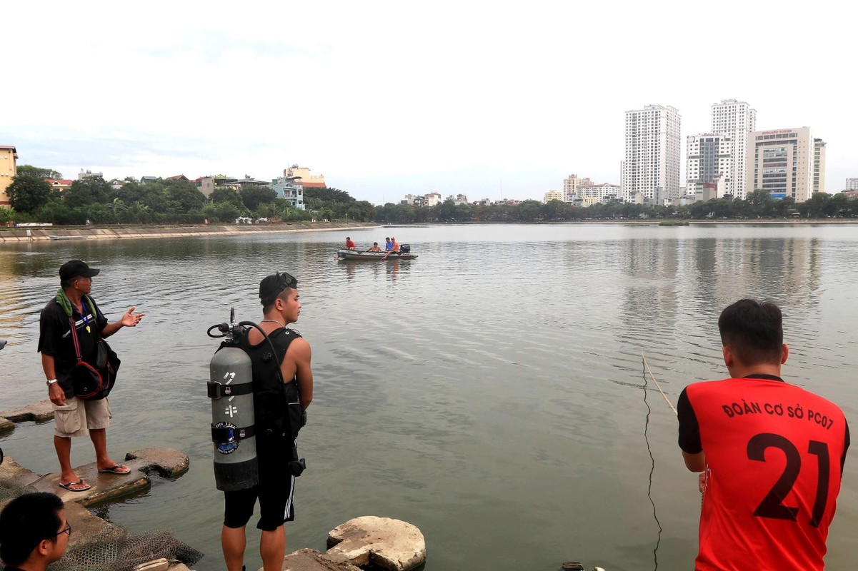 Chien si canh sat phoi minh giua nang nong, tap luyen cuu nan duoi nuoc-Hinh-8