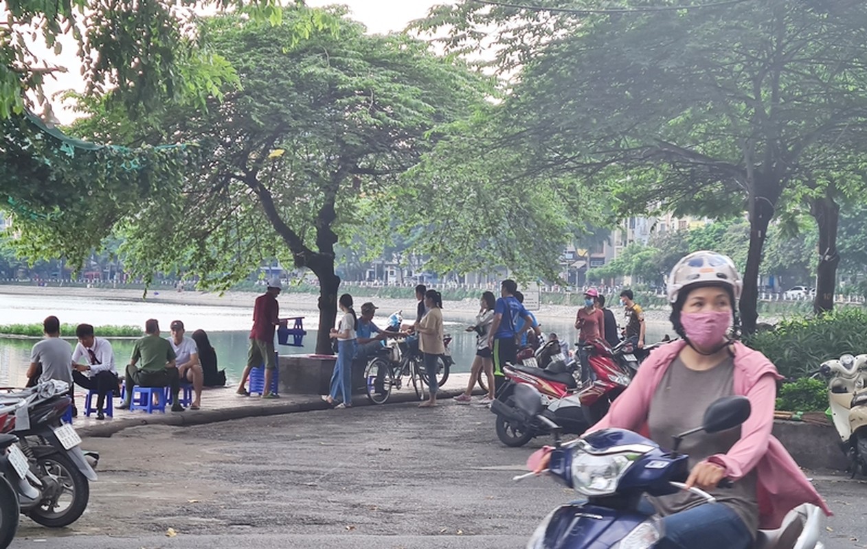 Nhieu nguoi phot lo viec deo khau trang, tu tap ban tra da rom ra o Ha Noi-Hinh-9