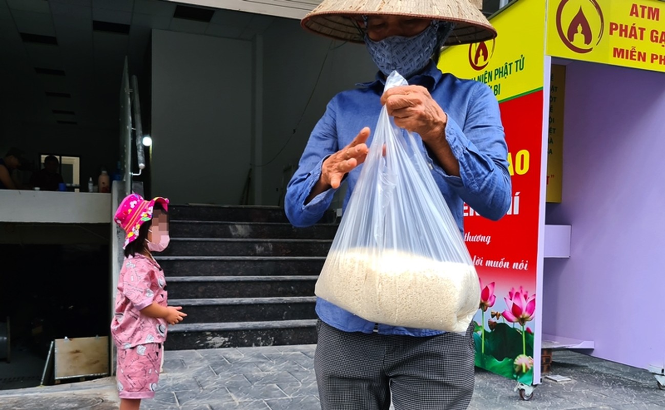 Nguoi ngheo xep hang tu sang nhan gao mien phi o “cay ATM“-Hinh-11