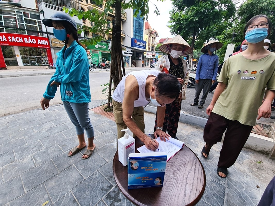 Nguoi ngheo xep hang tu sang nhan gao mien phi o “cay ATM“-Hinh-4