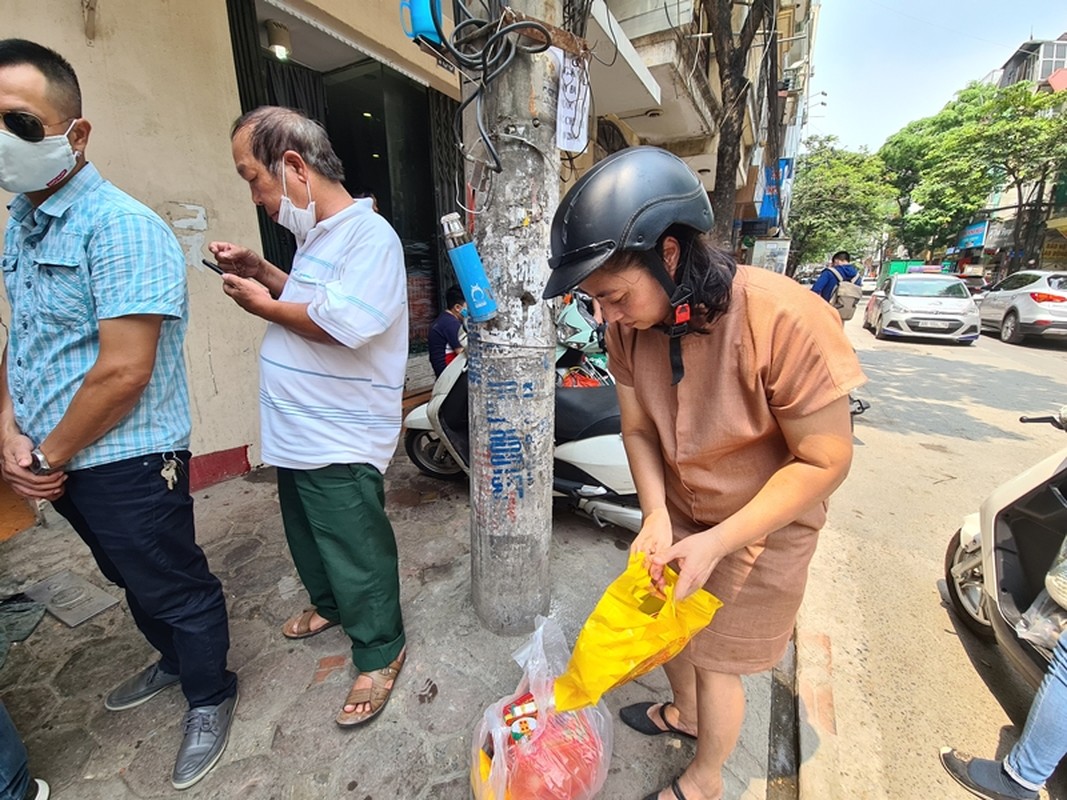 Banh Trung thu Ha Noi: Cho e am, noi 