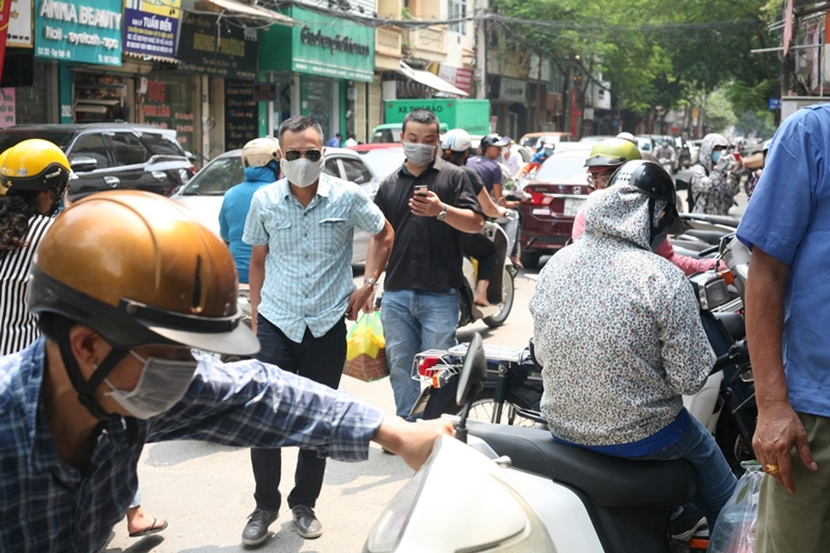 Banh Trung thu Ha Noi: Cho e am, noi 