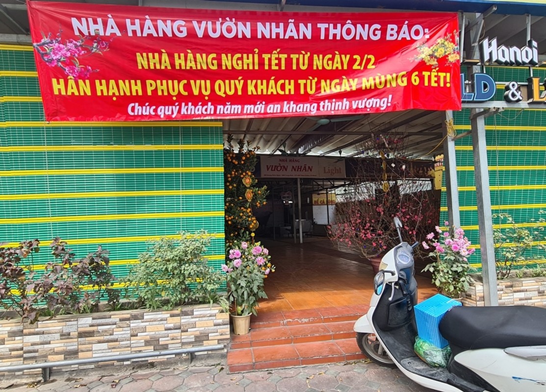 Ha Noi: Nha hang, quan nhau vang teo... treo bien nghi Tet som vi COVID-19-Hinh-11