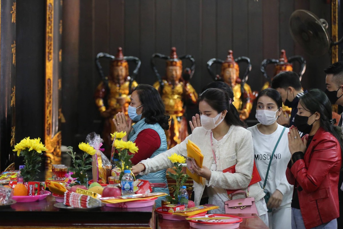 Ngay Valentine, ban tre so “co don” deo khau trang di Chua Ha cau duyen-Hinh-12