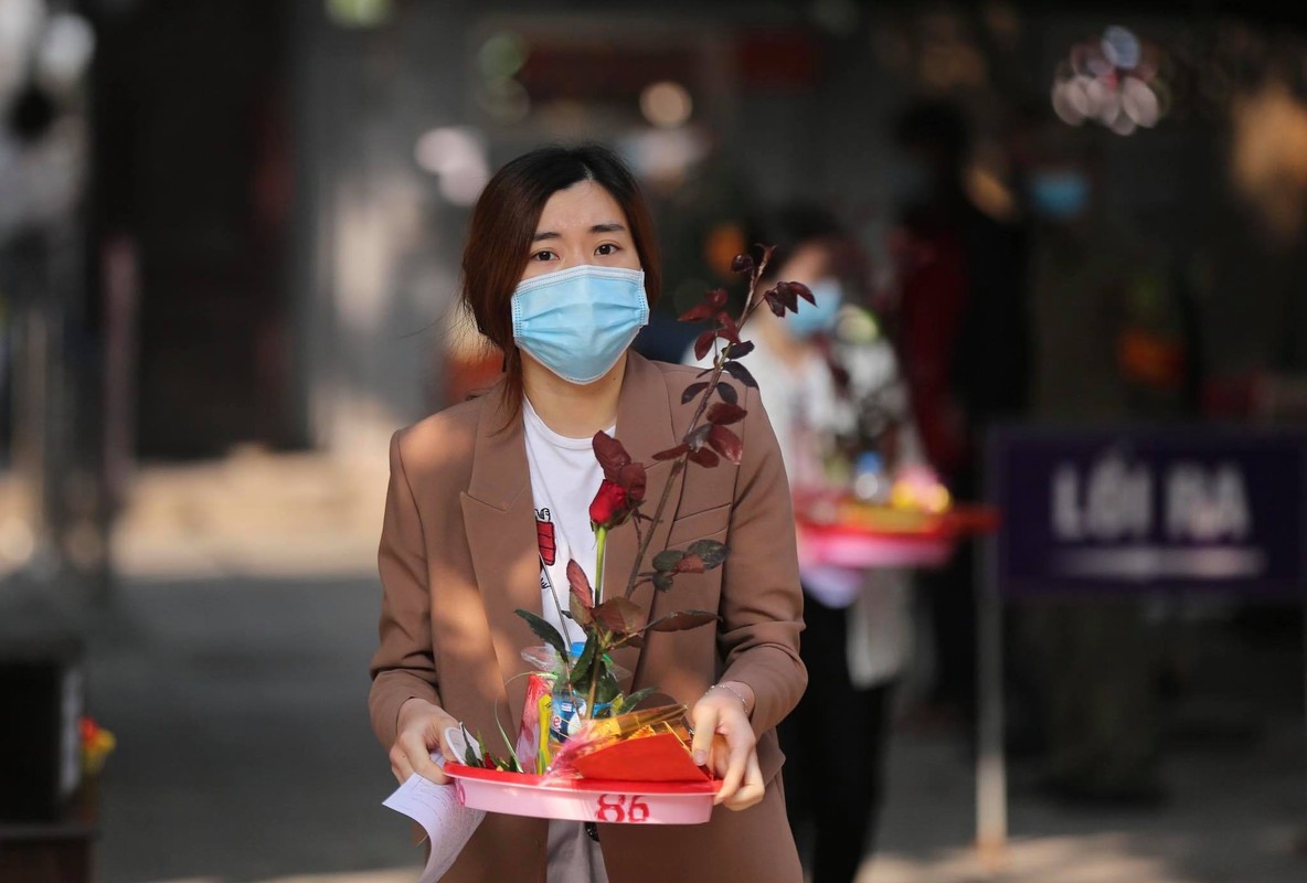 Ngay Valentine, ban tre so “co don” deo khau trang di Chua Ha cau duyen-Hinh-2