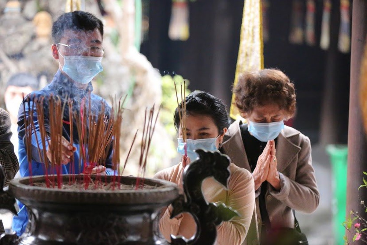 Ngay Valentine, ban tre so “co don” deo khau trang di Chua Ha cau duyen-Hinh-3