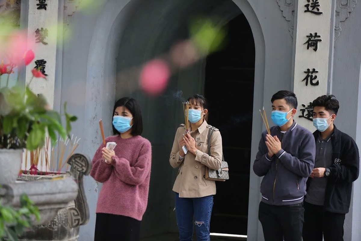 Ngay Valentine, ban tre so “co don” deo khau trang di Chua Ha cau duyen-Hinh-8