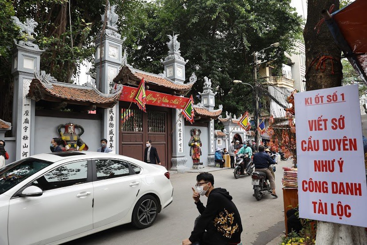 Ngay Valentine, ban tre so “co don” deo khau trang di Chua Ha cau duyen