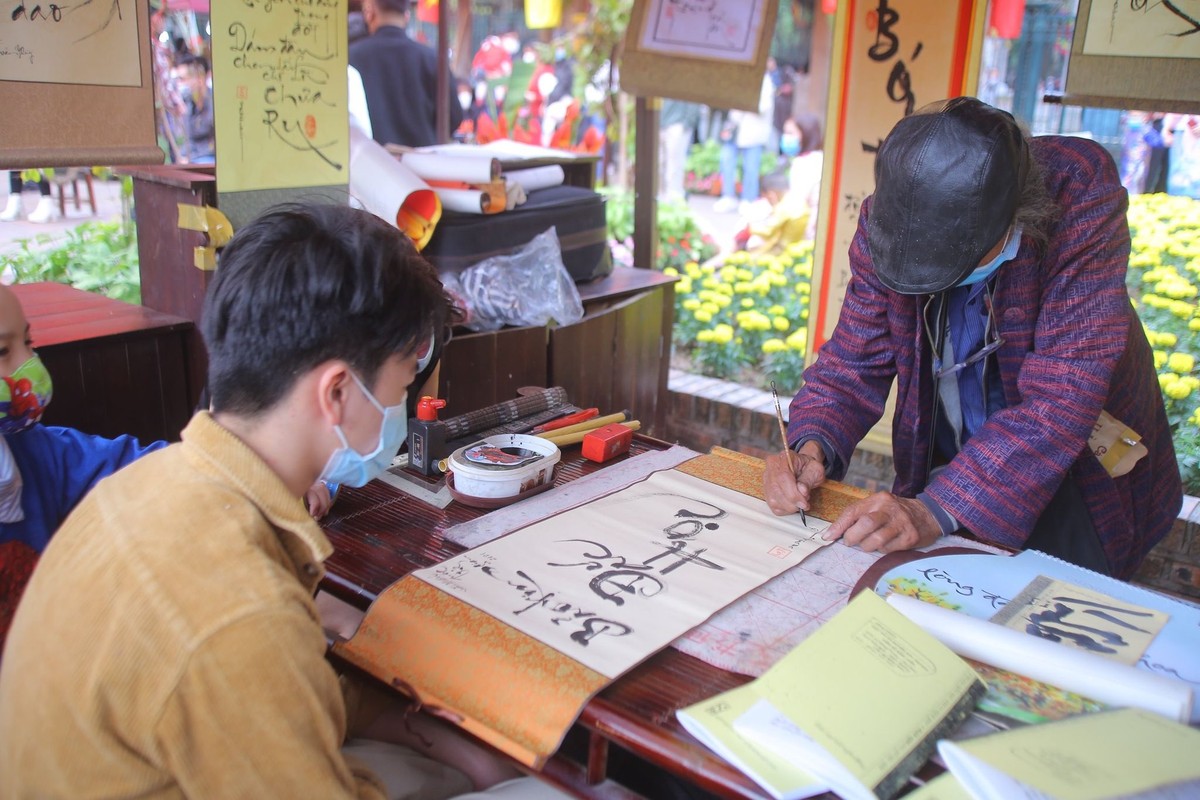 Ong Do deo khau trang, lac dac nguoi den xin chu dau nam-Hinh-11