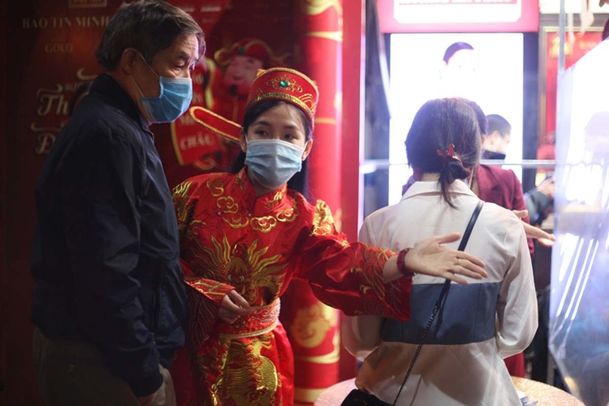 Nguoi dan di mua vang ngay via Than Tai tu 3h sang o Ha Noi-Hinh-5