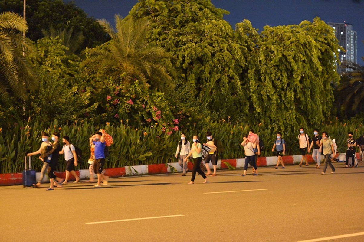 Ha Noi gian cach 4, nhom nguoi lao dong ngheo di bo tu Ha Noi ve Son La-Hinh-2