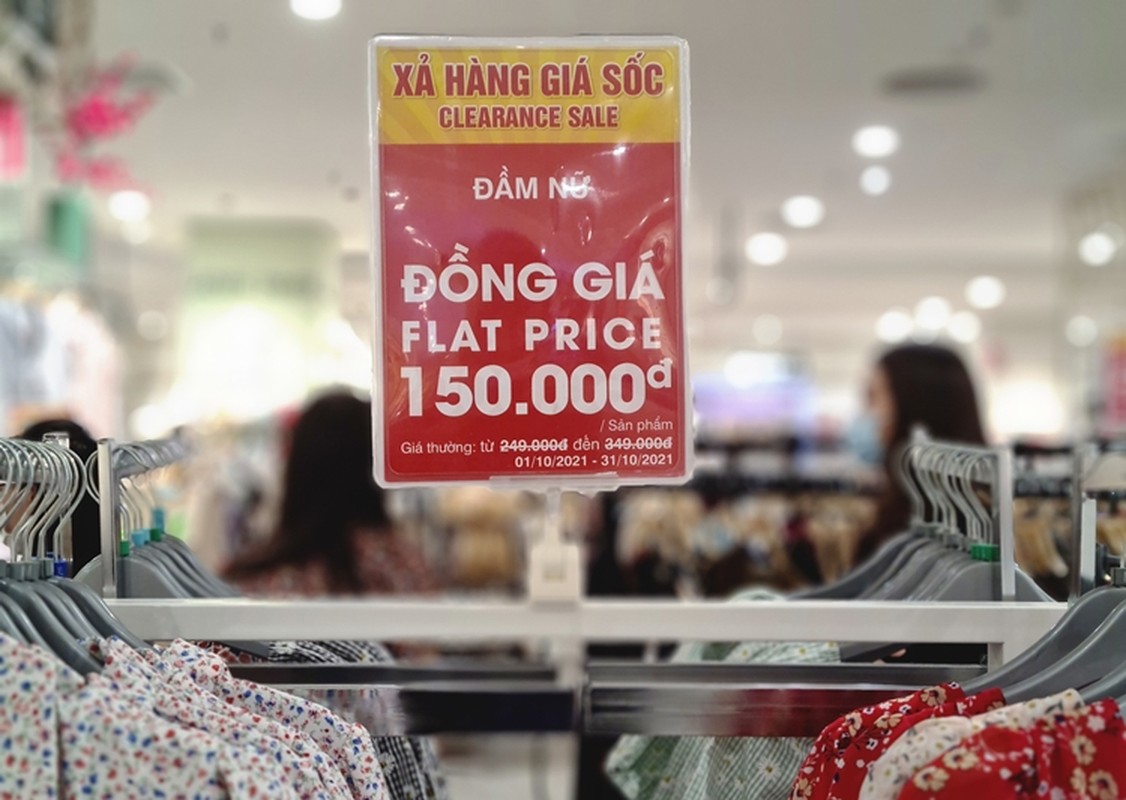 Ha Noi: Quan ao “sale sap san”, khach le te mua truoc ngay 20/10-Hinh-10