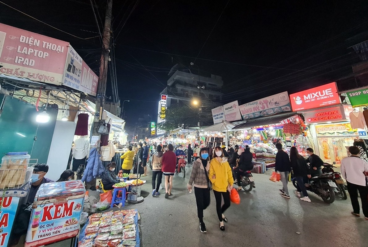 Ha Noi: Thien duong mua sam gia re sinh vien thi nhau xa hang Tet, hut khach