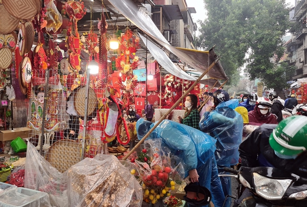 Nguoi dan doi mua mua sam nhon nhip o “thu phu” vang ma Ha Noi-Hinh-2