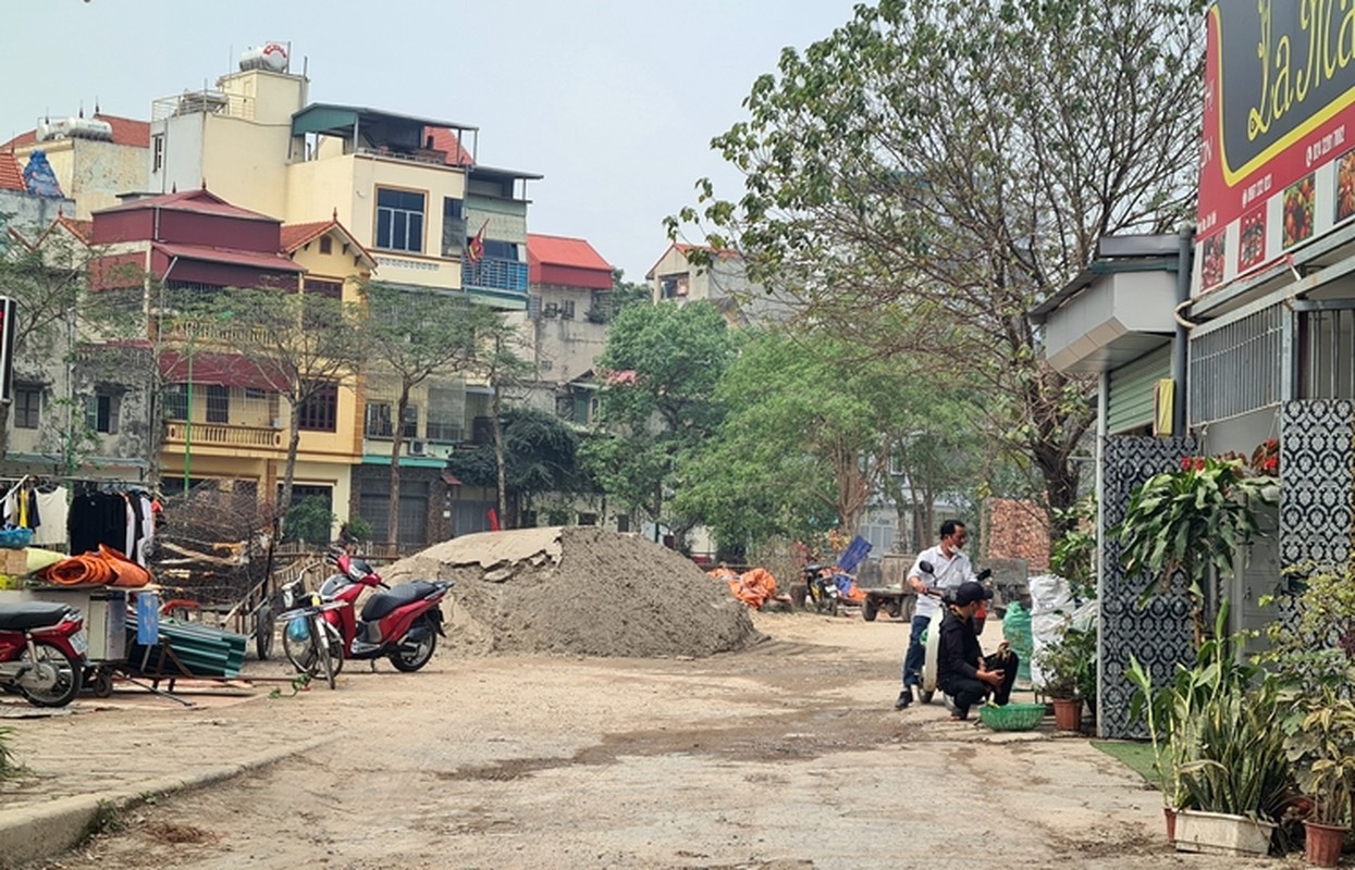 Ha Noi: Loat ngoi nha “ky di” nam tren duong Bo Song Set nhech nhac rac thai-Hinh-11