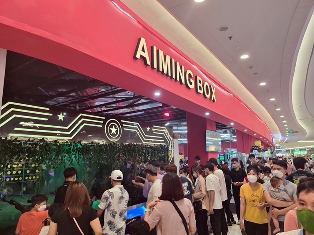 Ha Noi: Phu huynh vo tu day tre nho ban sung bao luc o Aeon Mall Ha Dong