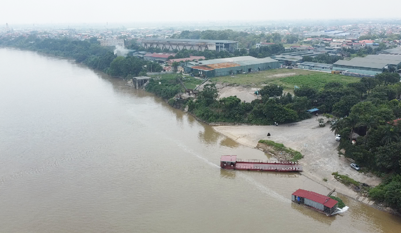 Ha Noi: Nha xuong, ben bai nhech nhac ven song Hong o Ninh So