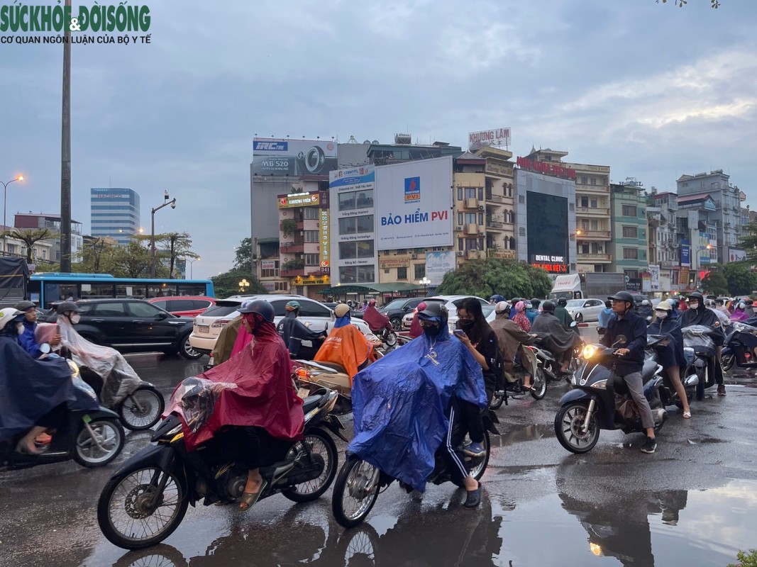 Mua gio tan tam, nguoi Ha Noi nhich tung met ve nha-Hinh-5