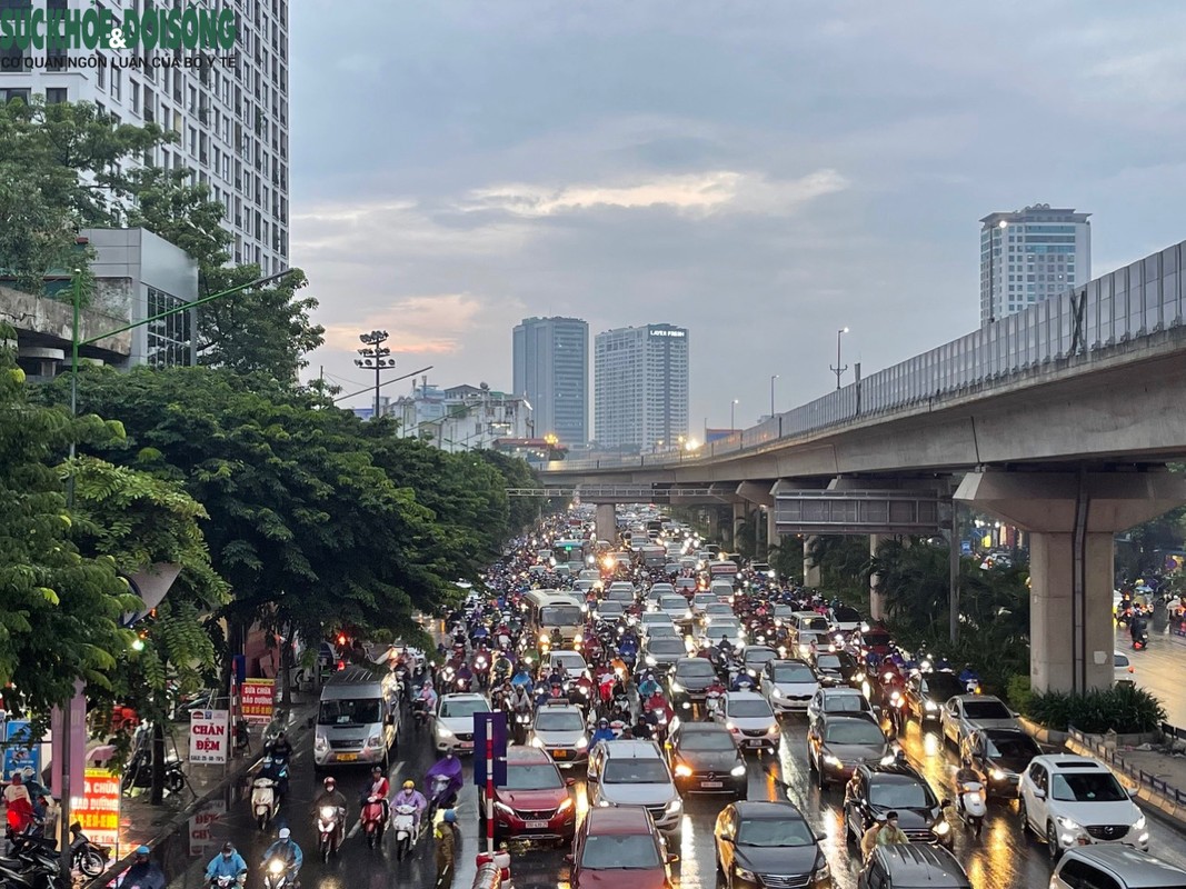 Mua gio tan tam, nguoi Ha Noi nhich tung met ve nha-Hinh-7