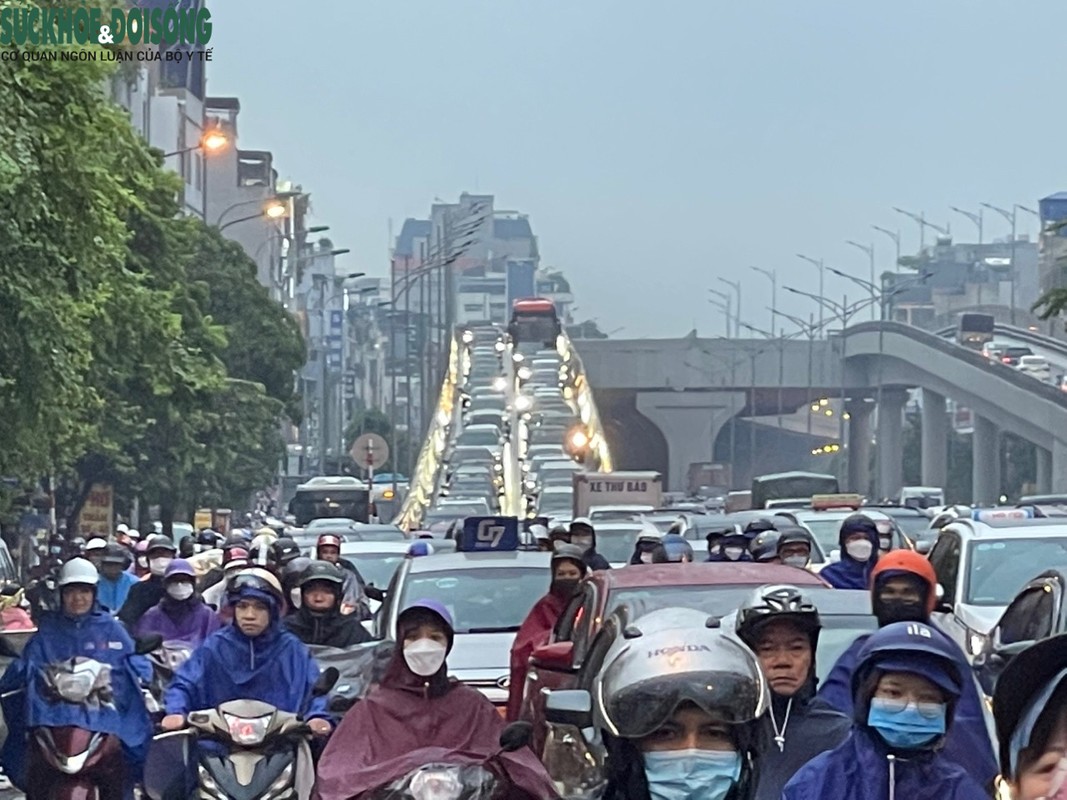 Mua gio tan tam, nguoi Ha Noi nhich tung met ve nha