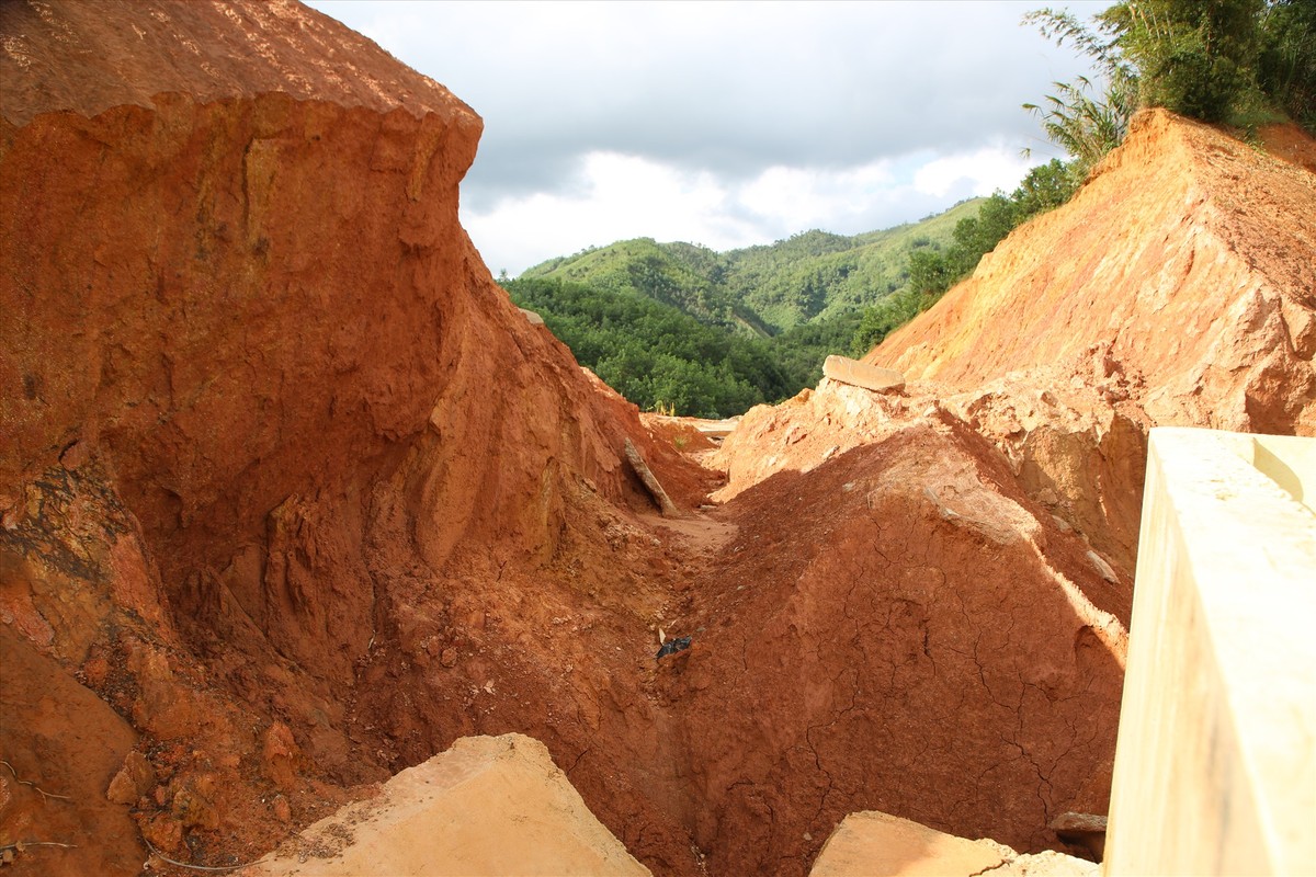 Hien truong sat lo khu lien hop TDTT Dong Giang, Quang Nam-Hinh-9