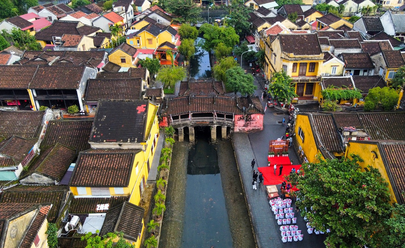 Can canh di tich Chua Cau Hoi An truoc khi duoc trung tu