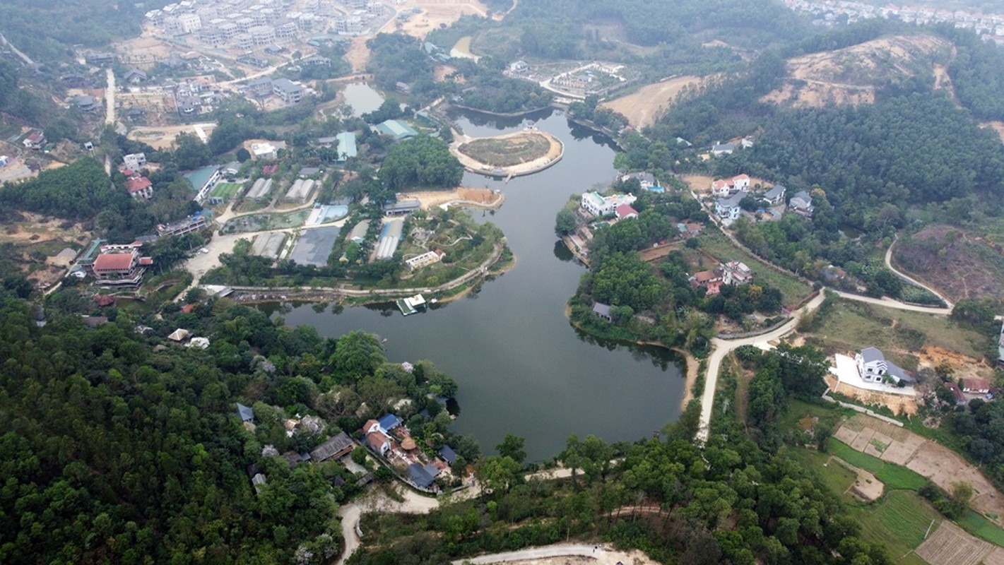 Ha Noi: Hinh anh ho Da Dung dang bi “buc tu”