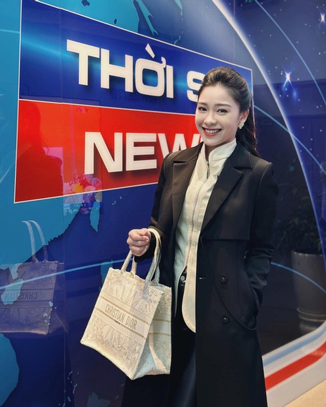 Nhan sac MC thoi tiet Hanh Quyen 'xinh nhu hoa hau' cua VTV-Hinh-8