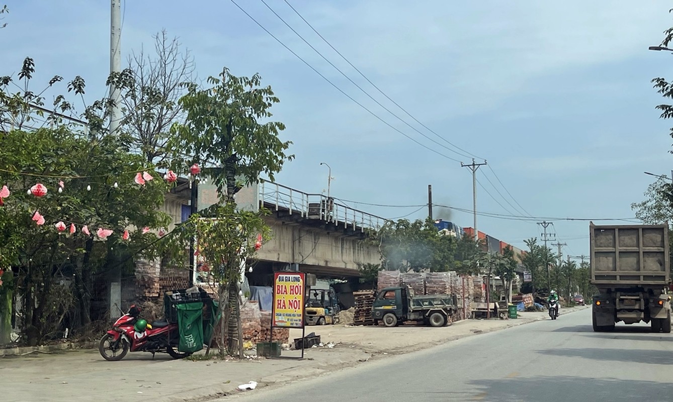 Ha Noi: “Xe thit” gam cau Thang Long lam nha hang, quan nhau-Hinh-3