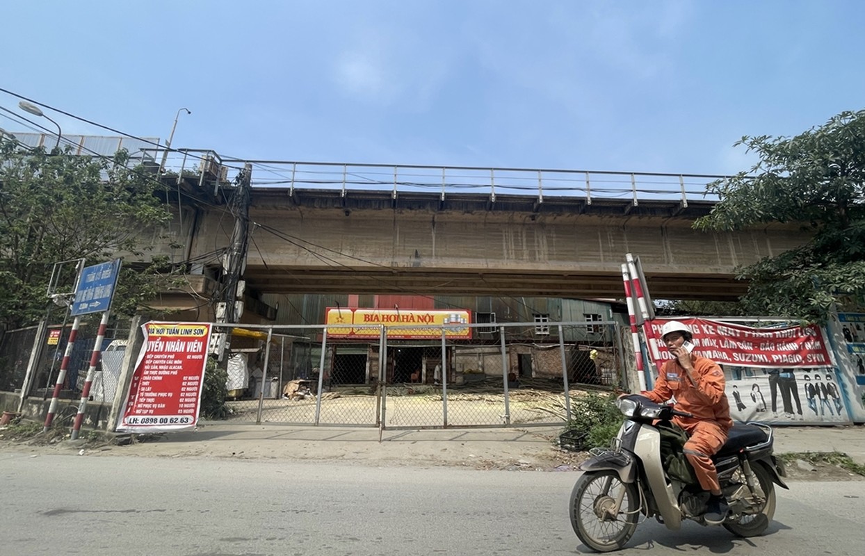 Ha Noi: “Xe thit” gam cau Thang Long lam nha hang, quan nhau-Hinh-4