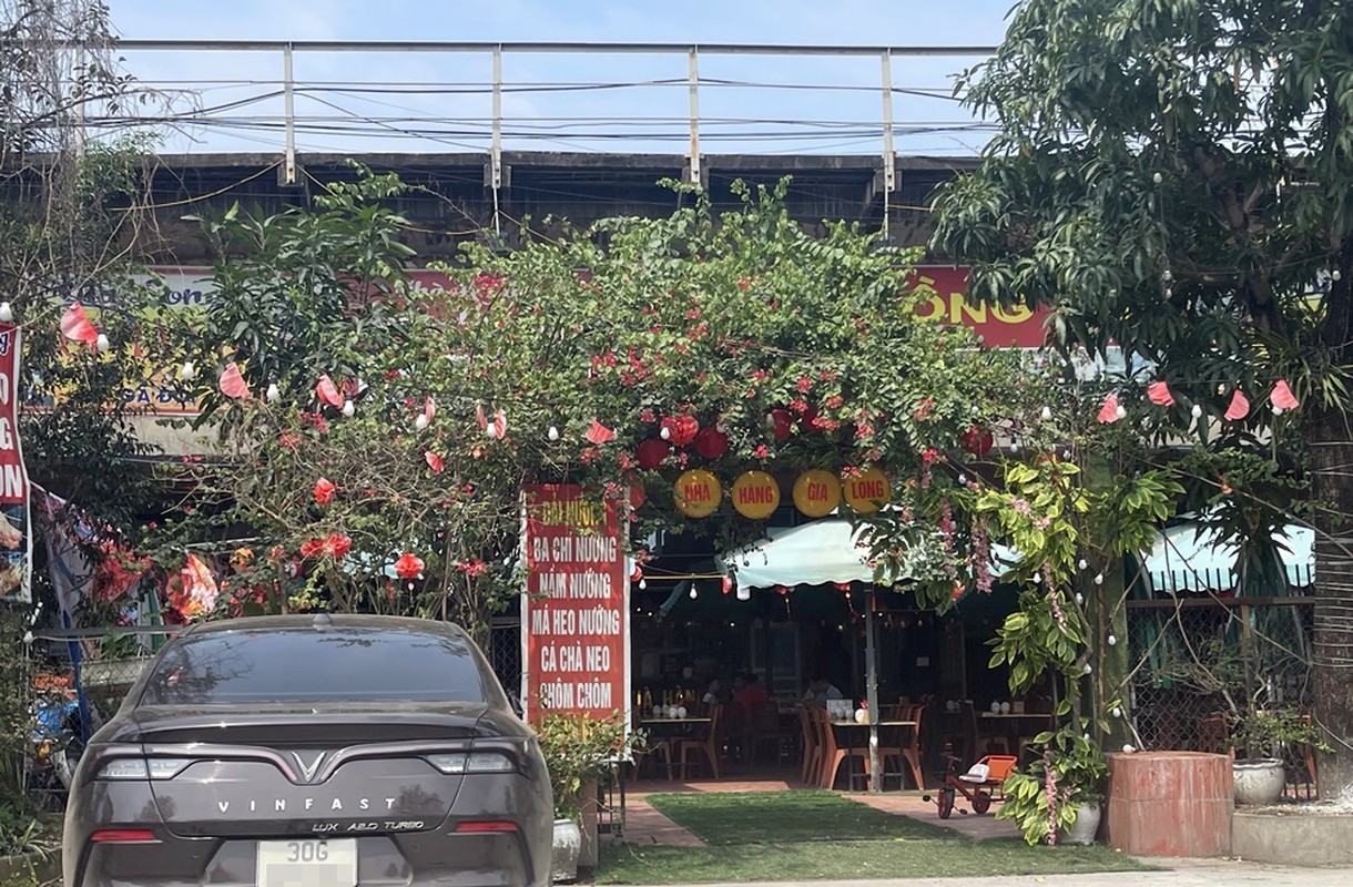 Ha Noi: “Xe thit” gam cau Thang Long lam nha hang, quan nhau-Hinh-5