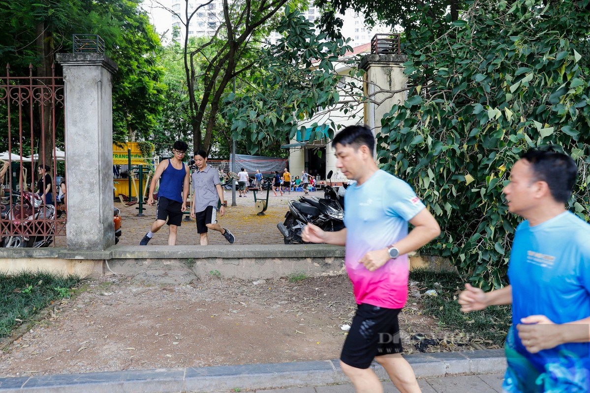 Nhieu hang muc xuong cap, cong vien Nghia Do Ha Noi sap “thay ao”-Hinh-9