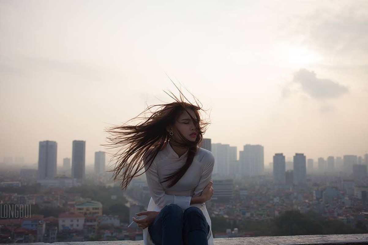 Nguòi mãu dien ao dai hut thuoc bi nem da ta toi-Hinh-3